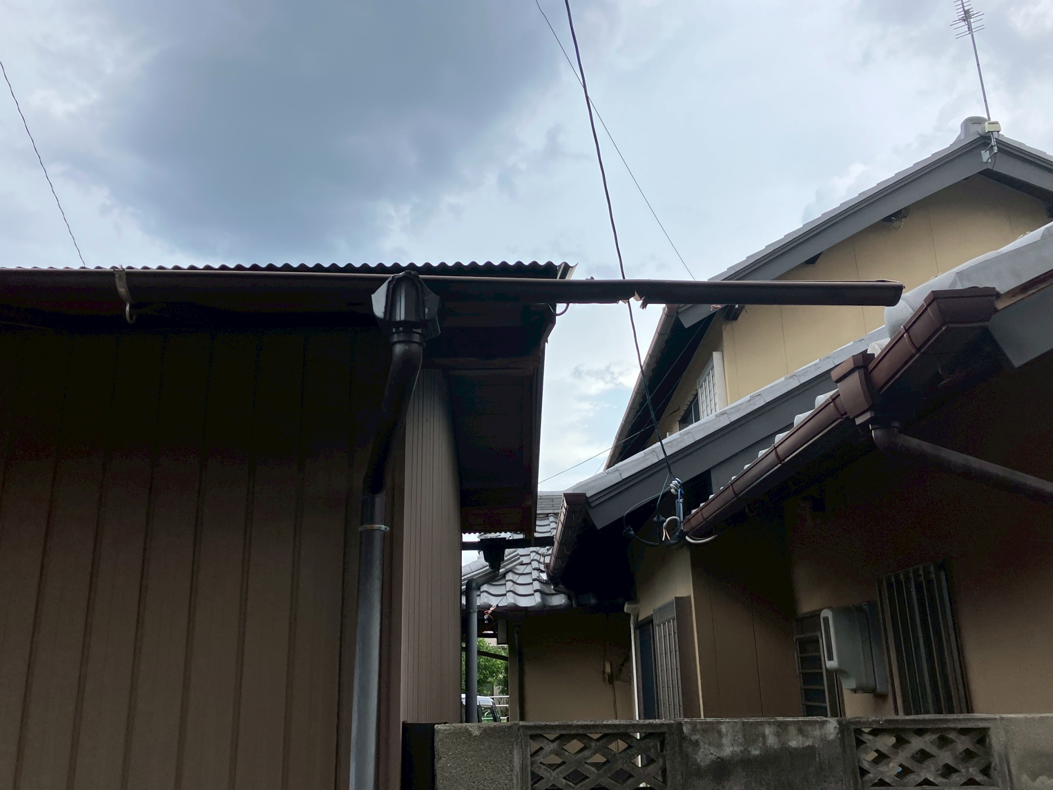 雨樋が飛び出している